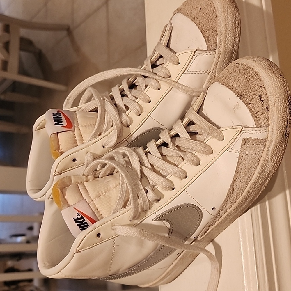 WMNS NIKE BLAZER MID 77 SUMMIT WHITE-METALLIC SILVER SZ 8 (CZ1055-112)